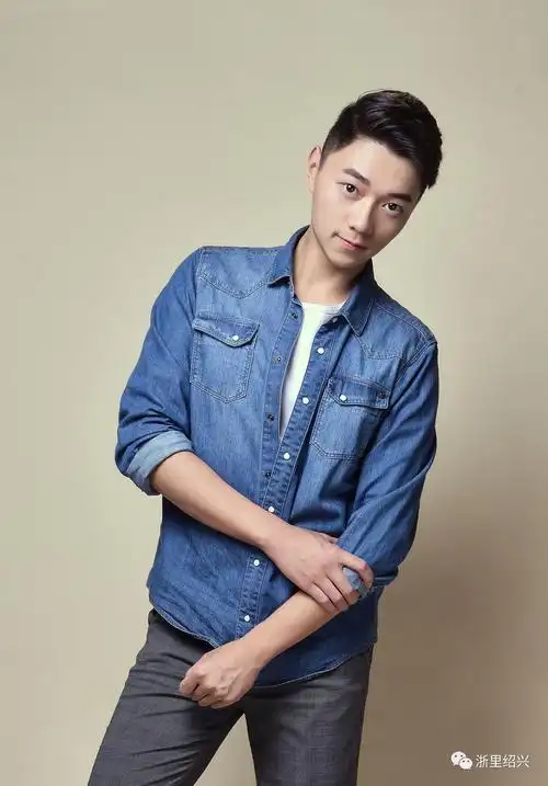 你们也想看看差点以为自己走进了选秀的后台小鲜肉的身影啧啧啧还洋溢