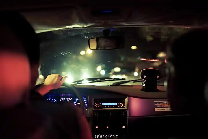 晚上,坐出租车进县城耍