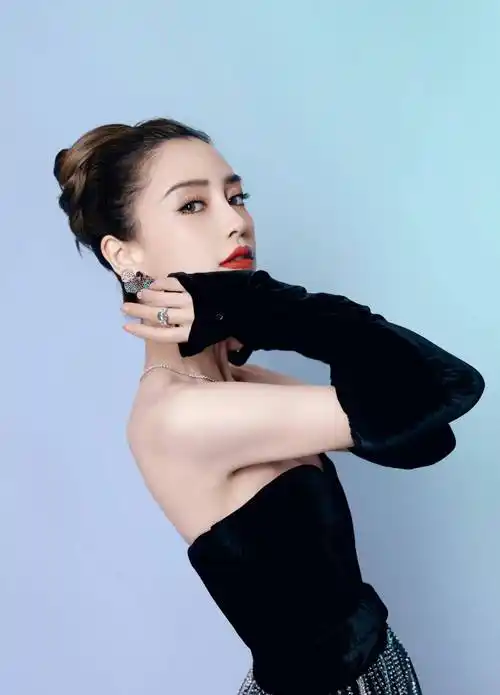 angelababy墨色天鹅绒抹胸星座裙造型,深v设计秀好身材性感妩媚_刺绣