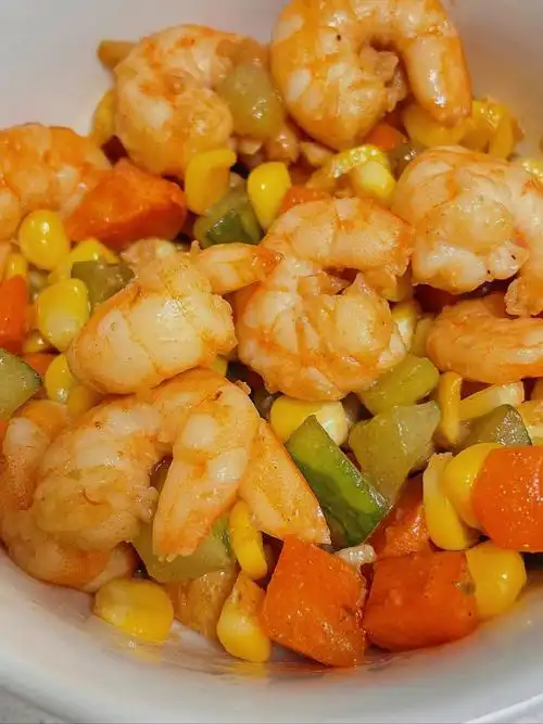 08食材:玉米,胡萝卜,黄瓜,虾仁08调味料:盐,蒜,生抽93做法:胡