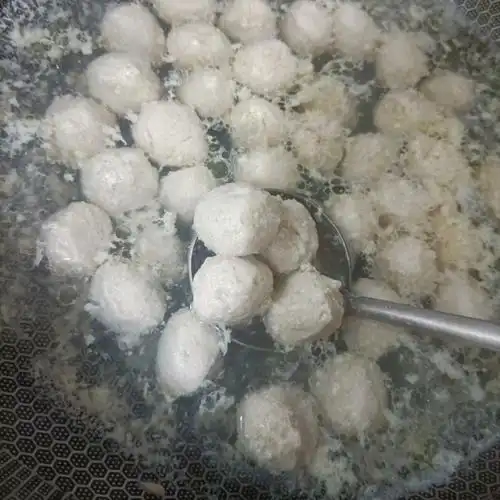 第一次做肉丸子,弄了半天,结果丸子不弹,入口融化的感觉不知道哪个