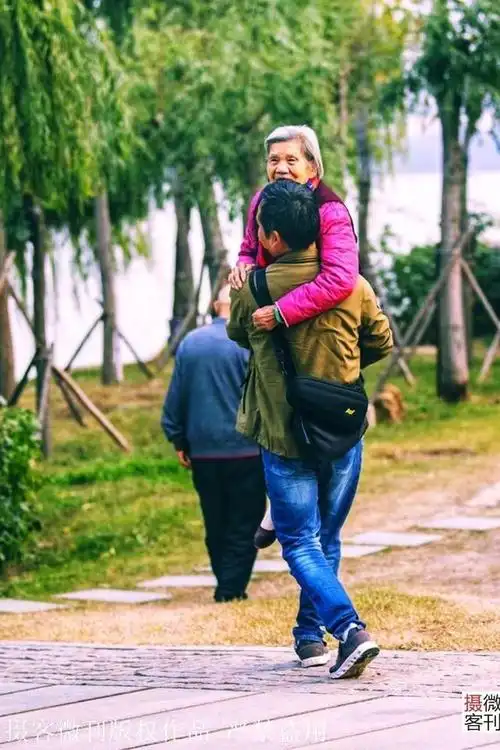 近几年,父母年迈,我在家照顾他们的同时用手中的镜头拍摄了我90岁的