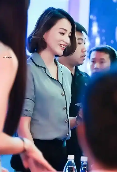 穿风衣 丝巾 九分裤,50岁美出新高度_黑色_颜色_设计