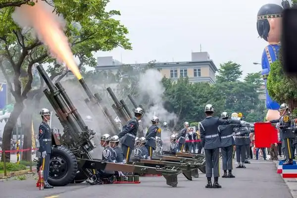 雷虎小组三色彩烟冲场! 礼炮连首度预演鸣放21响礼炮
