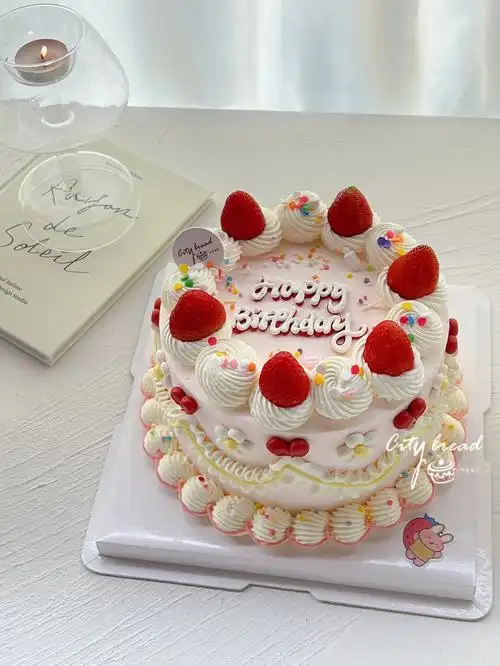 最近每天都要宠幸不同款草莓蛋糕每一款都吼吼看呀#上海推荐生日蛋糕