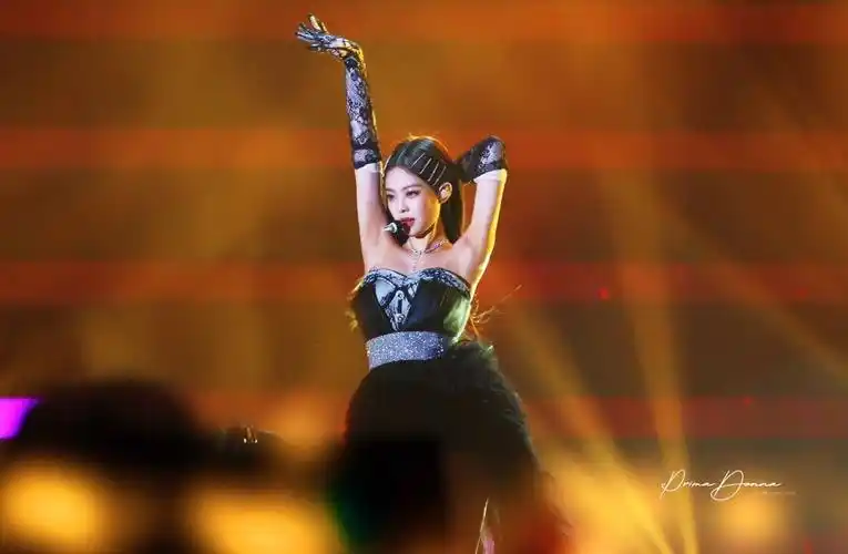 大家有可以用作电脑壁纸的jennie的美图吗