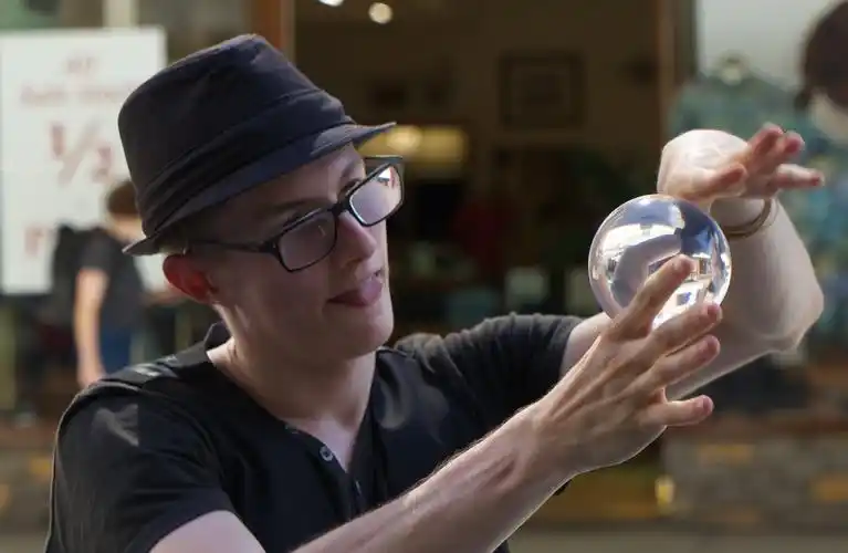 标题:玩玻璃球的人