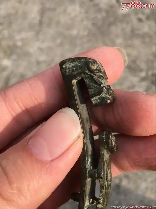 少见～苍龙教子～铜带钩