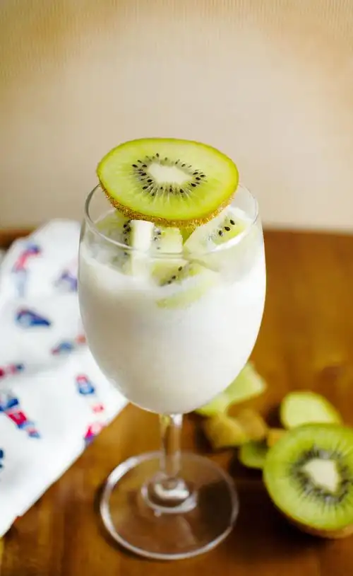 三杯不同口味的酸奶