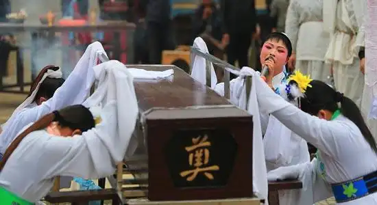 2014年4月2日,福建南安梅山,哭丧的女人.