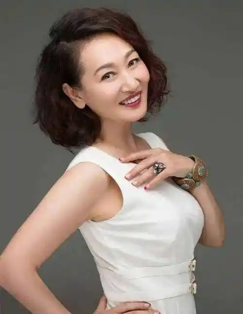 "她"腾格尔前妻,婚姻结束8年,如今57岁重新走红!