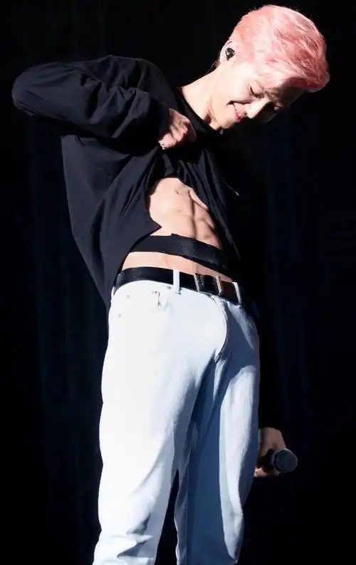 一言不合就撩腹肌?韩国男团出身罗渽民,年纪小小身材好好__财经头条