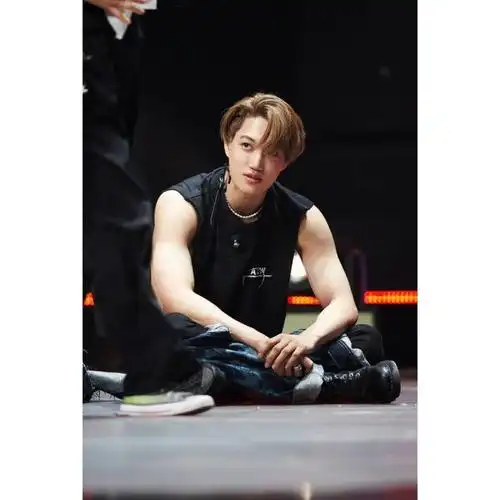 边伯贤新专辑单人照西装烟熏妆撩人;金钟仁大秀肌肉,被自己帅到