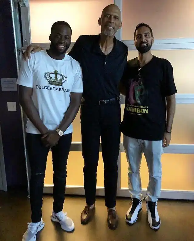 身高成亮点!2k总监与贾巴尔,格林合影