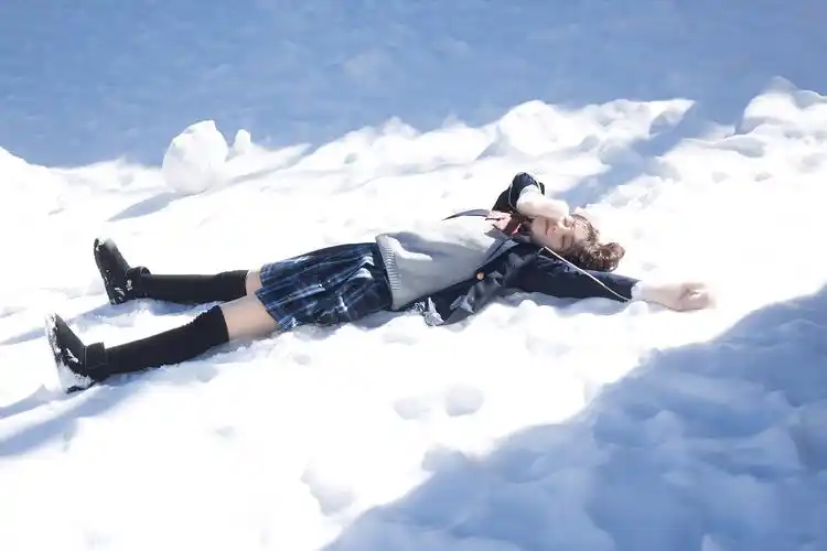 雪景人像好看不好拍,学好7个姿势和技巧,既上镜又自然有意境