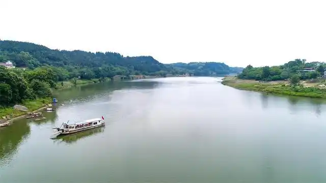 "在简阳市石钟镇石钟渡口,看着远山近水,宽阔的沱江水面碧绿清澈,两岸