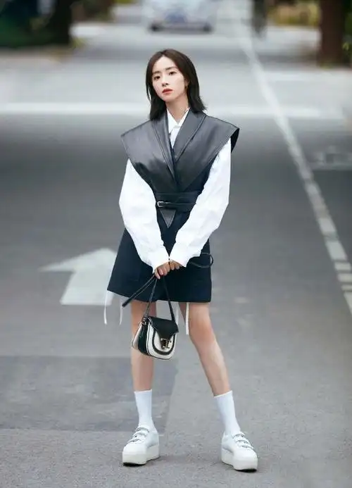 "下衣失踪"风靡时尚界,鞠婧祎真时髦,秋天也能这样穿