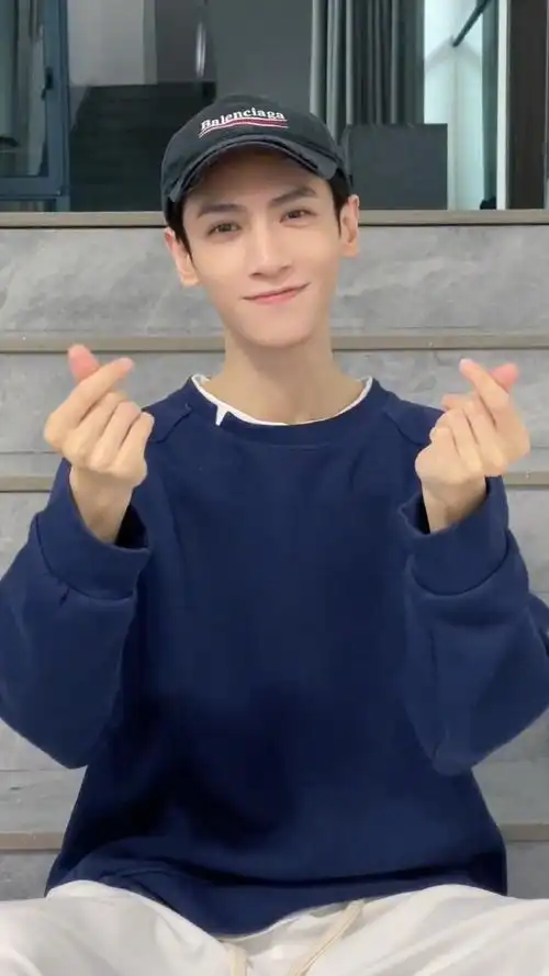 手势舞#家人们速速来接收罗云熙的比心手势舞,真的有被狠狠的可爱到!