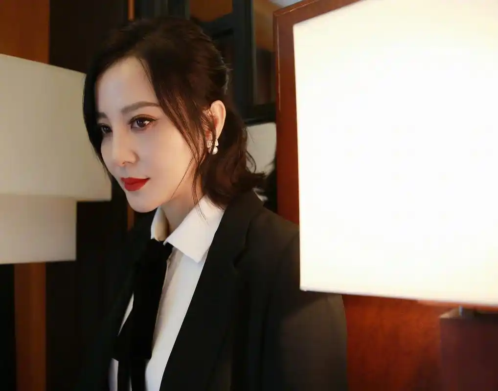 参加第六届重庆青年电影展担任评委,在拍戏的间隙,抽空看了7部长篇和