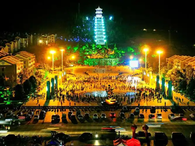 先后新建了 世界最长的彝族浮雕文化长廊,民族文化广场,五彩云楼,纳溪