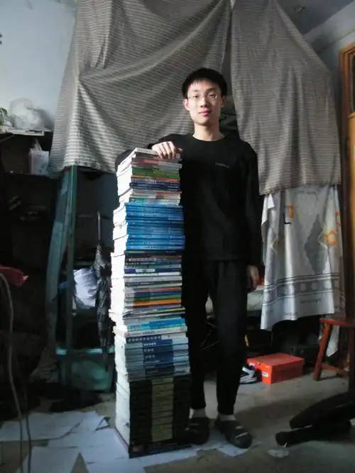 万能的网友啊,我急需一张图片,是一个医学生堆的一摞所有学习的教材的