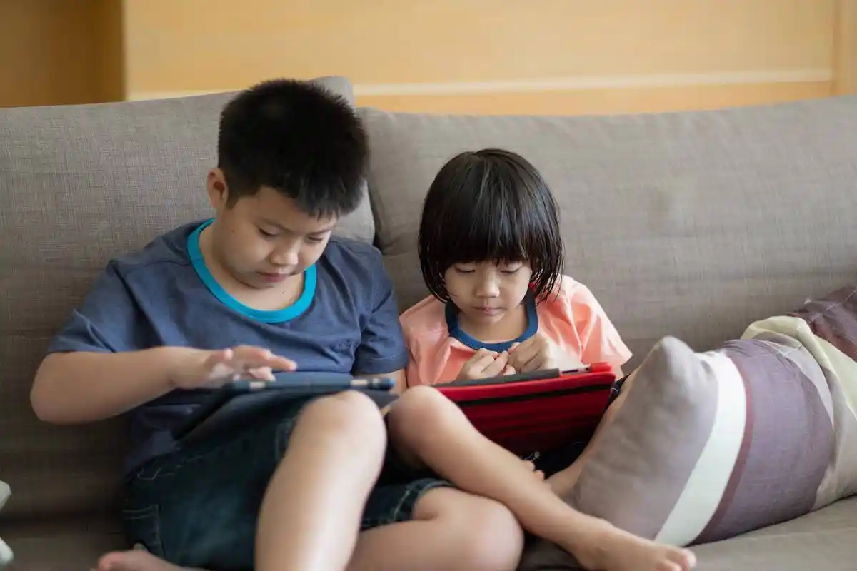 孩子沉迷手机的原因,远比我们想象的复杂…(附解决方法)