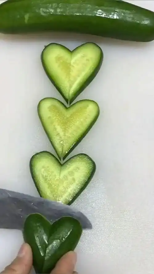 黄瓜还可以这样玩,3秒钟教你做一个黄瓜爱心,你学会了吗@{uid