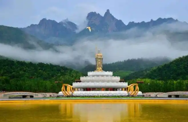 梦见很大一座佛像山 ,做梦梦到山图2