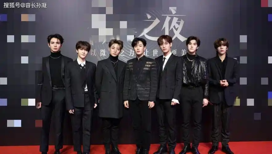 r1se手势送祝福,unine送红包,郭德纲父子红毯遛弯?