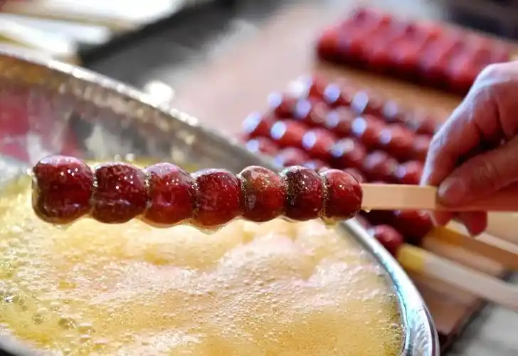 1月23日,雄县大树刘庄村村民在制作冰糖葫芦.(刘潇摄)