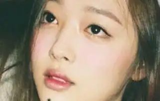 女孩左下巴长个黑痣好不好(女孩下巴左下方有个黑痣好不好?