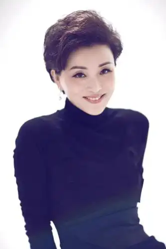 50岁主持人杨澜近照与富豪老公恩爱23年一双儿女长相一言难尽