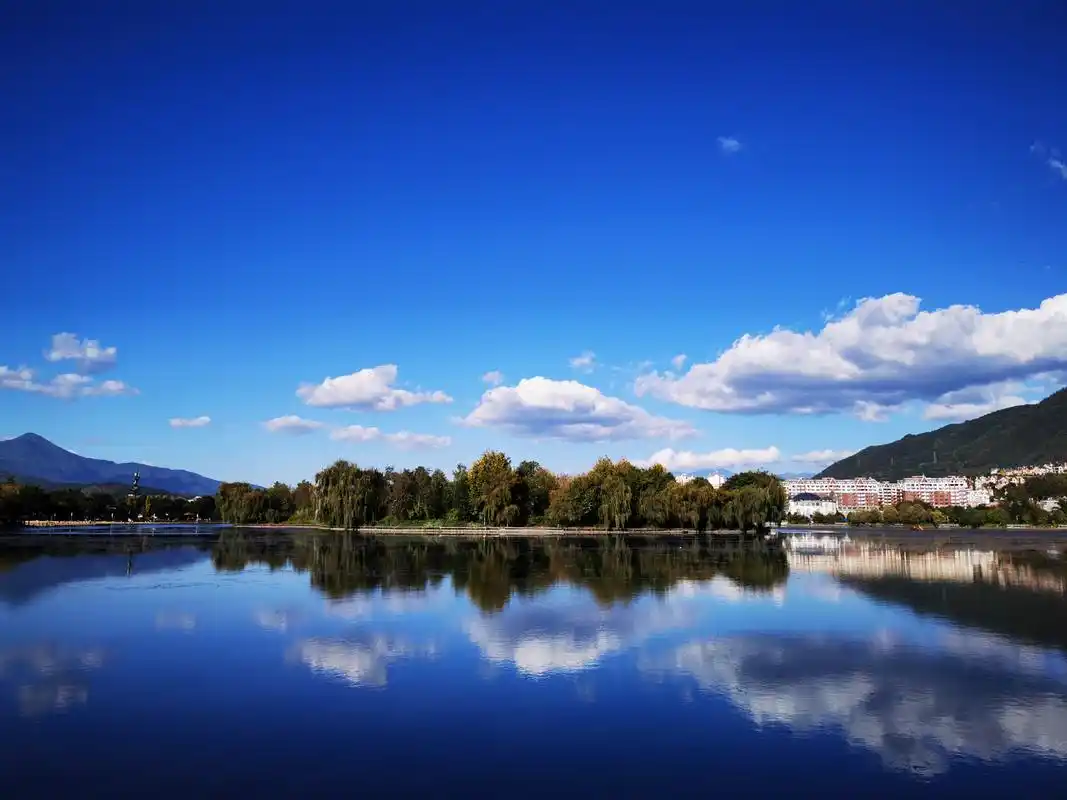 云南腾冲欢乐湖