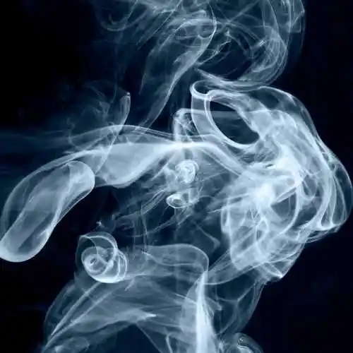 黑色背景中缭绕的烟雾