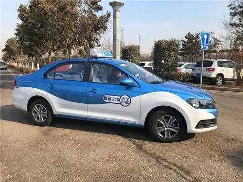 壹点头条济宁城区出租车新年换新装蓝天白云色调清新怡人