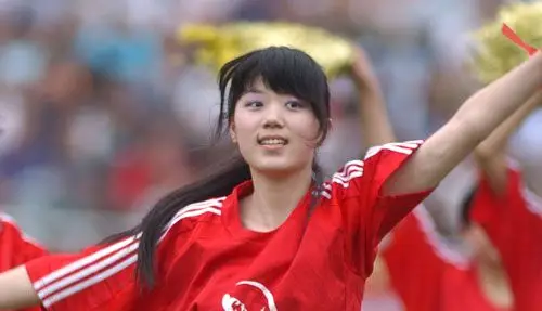 幻灯:山城足球宝贝素妆亮相 红衣热舞尽显风流