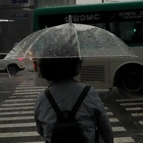 求在打伞的头像什么样的都行谢谢