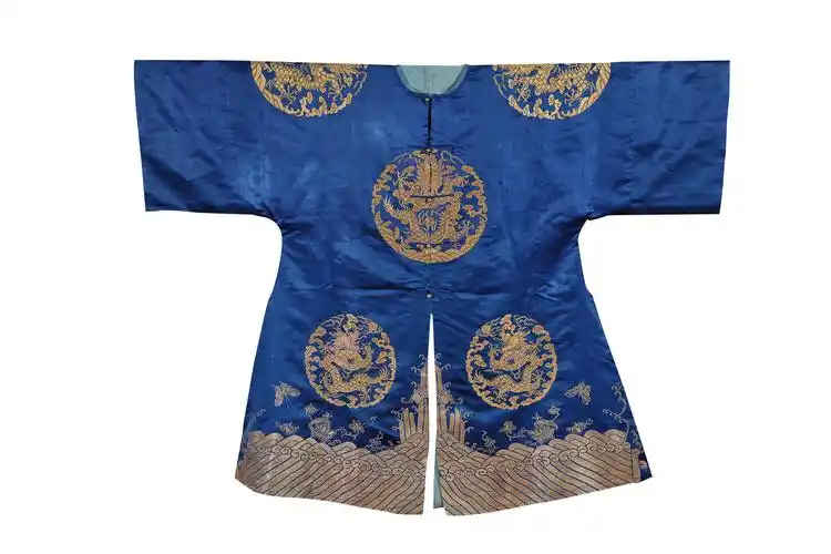 清嘉庆蓝底盘金绣八团龙龙袍