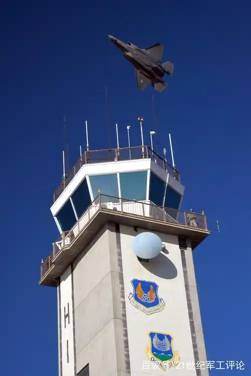 编队飞过希尔空军基地的塔台.
