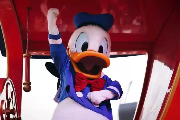 张怡俐专为"鸭鸭迷"设计的独家商品全新可爱系列的唐老鸭相片夹,徽章