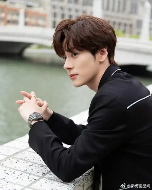 魏哲鸣侧脸线条##魏哲鸣棕色蓬松卷发