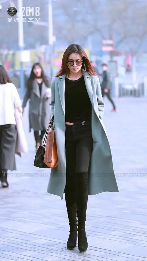 街拍三里屯春季潮拍让时尚美女们更懂得服装搭配