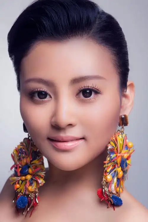 p>阿鲁阿卓,彝族,生于贵州 a target="_blank" href="/item/毕节