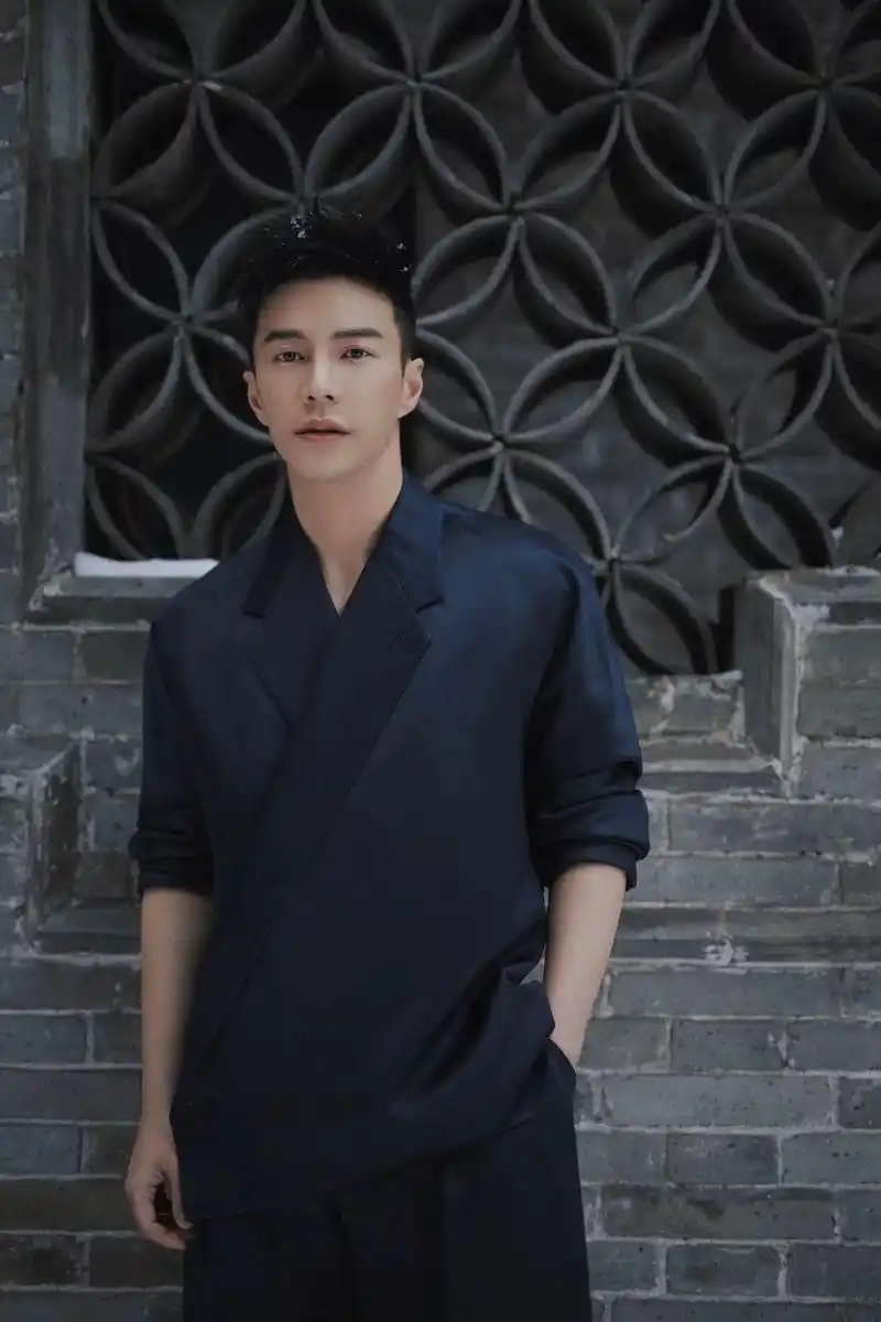 王冠逸一身墨色丝质套装出席《2019jstyle精美年度颁奖礼》,小哥哥