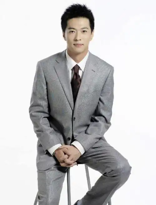 回顾主持人顾国宁40岁丧父44岁离婚45岁离开央视后怎样了