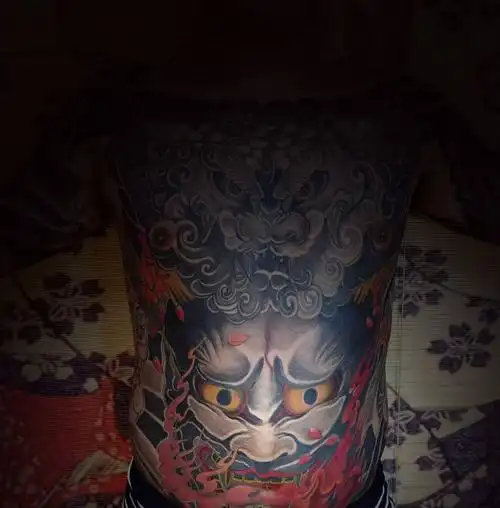 喷火大肚腩纹身图片_腹部新传统纹身图案