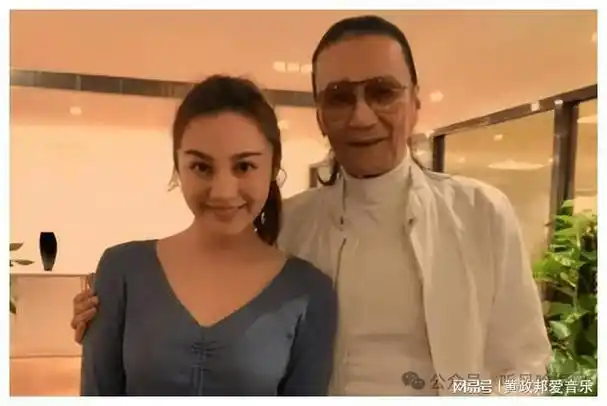 84岁的谢贤与小49岁女友相恋曾一度靠药物维持身体