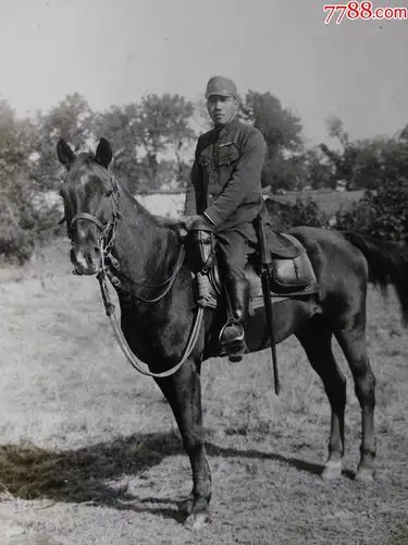 老照片:鬼子军官骑马照