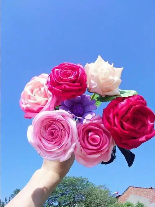 丝带玫瑰配上蓝蓝的天空,拍起来好看的不像话