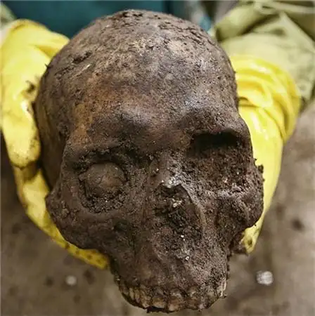 一群人修铁路时挖出3000具遗骨